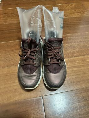 Nike Huarache Women’s Sneakers Size 7